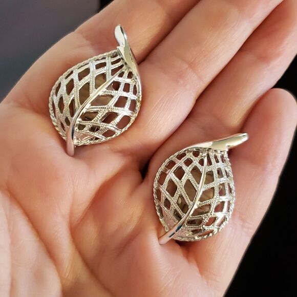 Vintage Signed Sarah Coventry Silvertone Filigree Leaf Clip Earrings - Picture 4 of 6